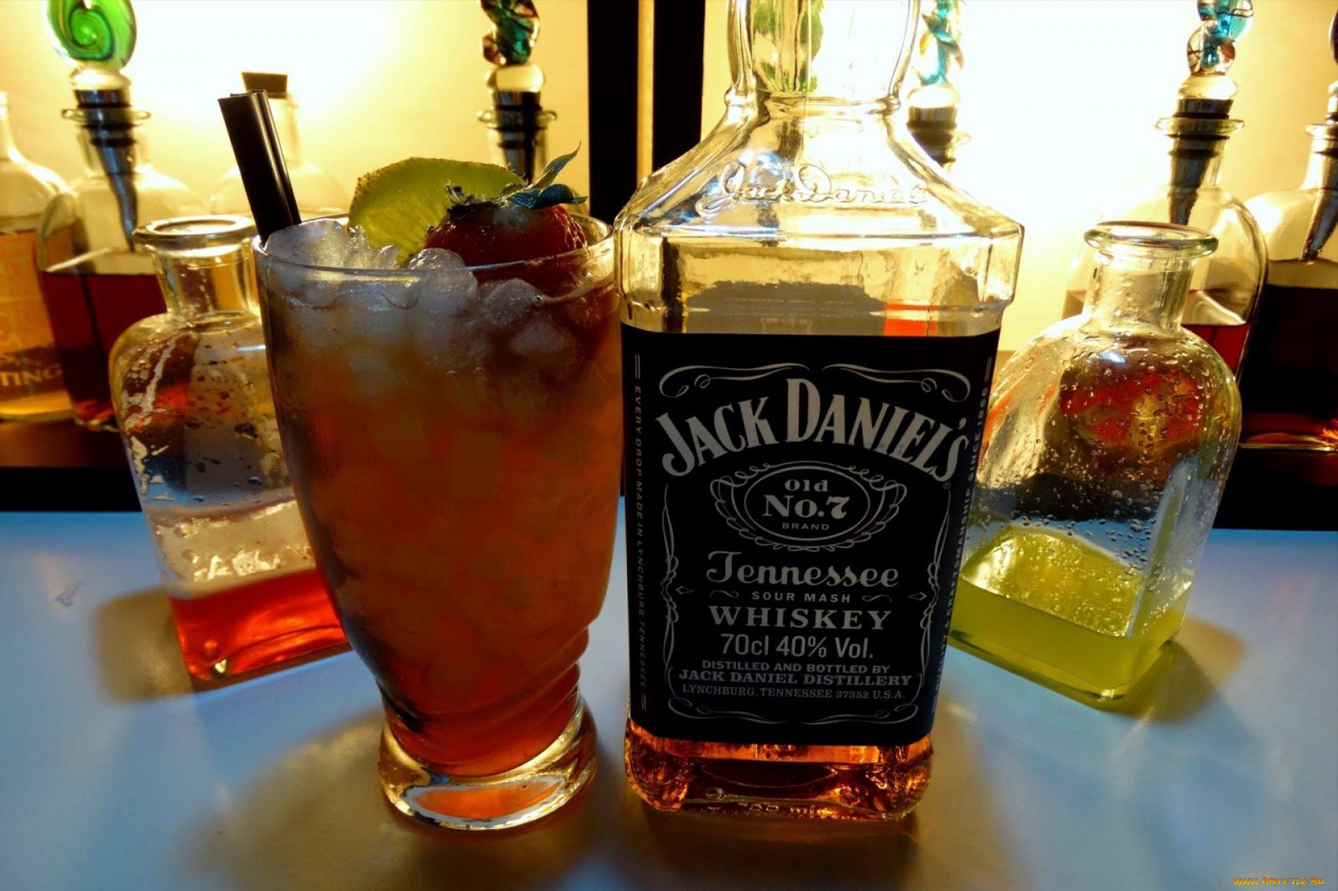 Какой напиток виски. Виски Джек Дэниэлс. Виски Джек Дэниэлс на столе. Алкоголь Джек Дэниэлс. Виски кола Джек Дэниэлс.